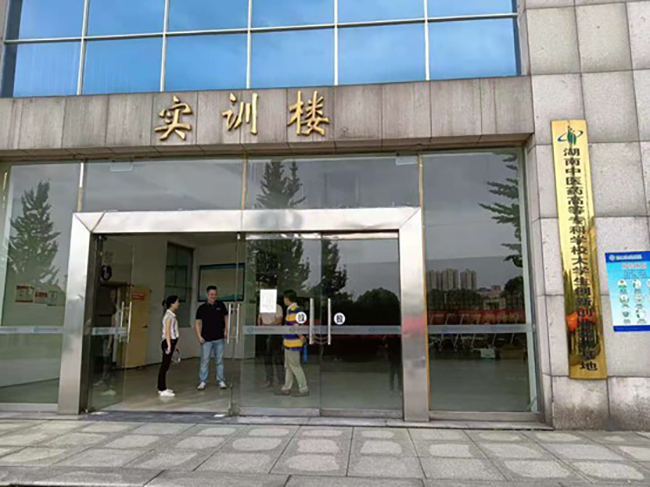 中南制藥機(jī)械廠組織人員前往湖南中醫(yī)藥高等專科學(xué)?，F(xiàn)場勘查